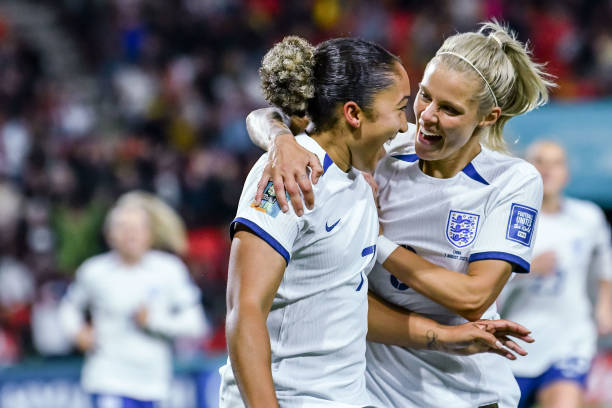 但背后却隐 但背后却隐